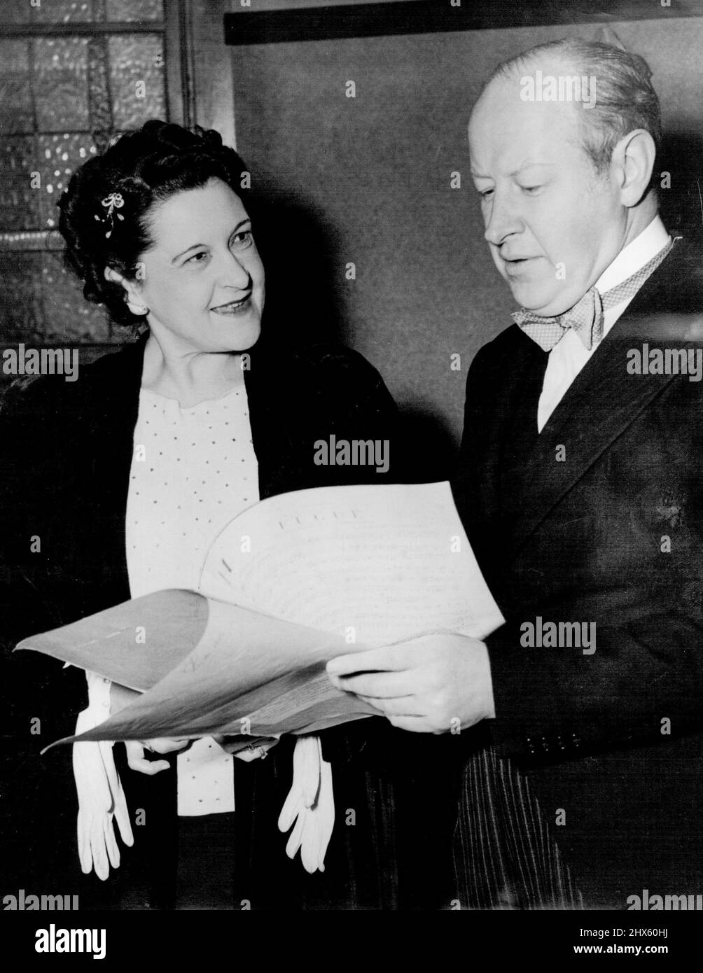 Essie Ackland Popular Australian Contralto discussing music with Eugene Goosen(conductor) before her appearing, (1st ***** from aboard) at the Town Hall. Hall was filled with anxious crowd in 20 minutes & hundreds were sent away disappointed. June 13, 1948. (Photo by Norman E Brown/Fairfax Media).;Essie Ackland Popular Australian Contralto discussing music with Eugene Goosen(conductor) before her appearing, (1st ***** from aboard) at the Town Hall. Hall was filled with anxious crowd in 20 minute Stock Photo