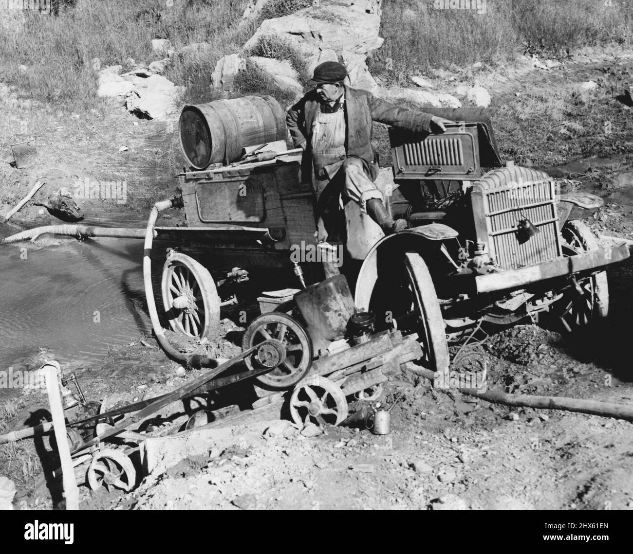 Emptying Quarry. This ancient fire engine is pumping water out of a quarry in the Portland district in the search for two missing boys. Mr. Albert Dooley Gough, 58, will run the engine until the quarry is dry. The missing boys are John Ward, 8, and Albert Spiers 7. November 4, 1950.;Emptying Quarry. This ancient fire engine is pumping water out of a quarry in the Portland district in the search for two missing boys. Mr. Albert Dooley Gough, 58, will run the engine until the quarry is dry. The mi Stock Photo