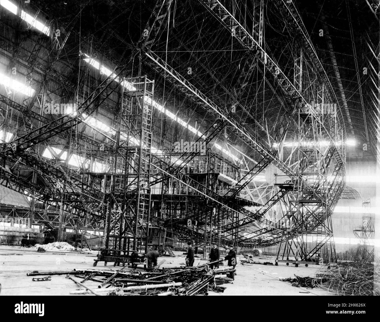 Dismentling the giant framework of the R 100 in the shed at Cardignton. Last Of The R 100 Giant Airship Dismantled At Cardington -- The work of dismantling the airship R 100 is now being carried out at Cardington. The metal will be mad into souvenirs. January 1, 1931.;Dismentling the giant framework of the R 100 in the shed at Cardignton. Last Of The R 100 Giant Airship Dismantled At Cardington -- The work of dismantling the airship R 100 is now being carried out at Cardington. The metal will be Stock Photo