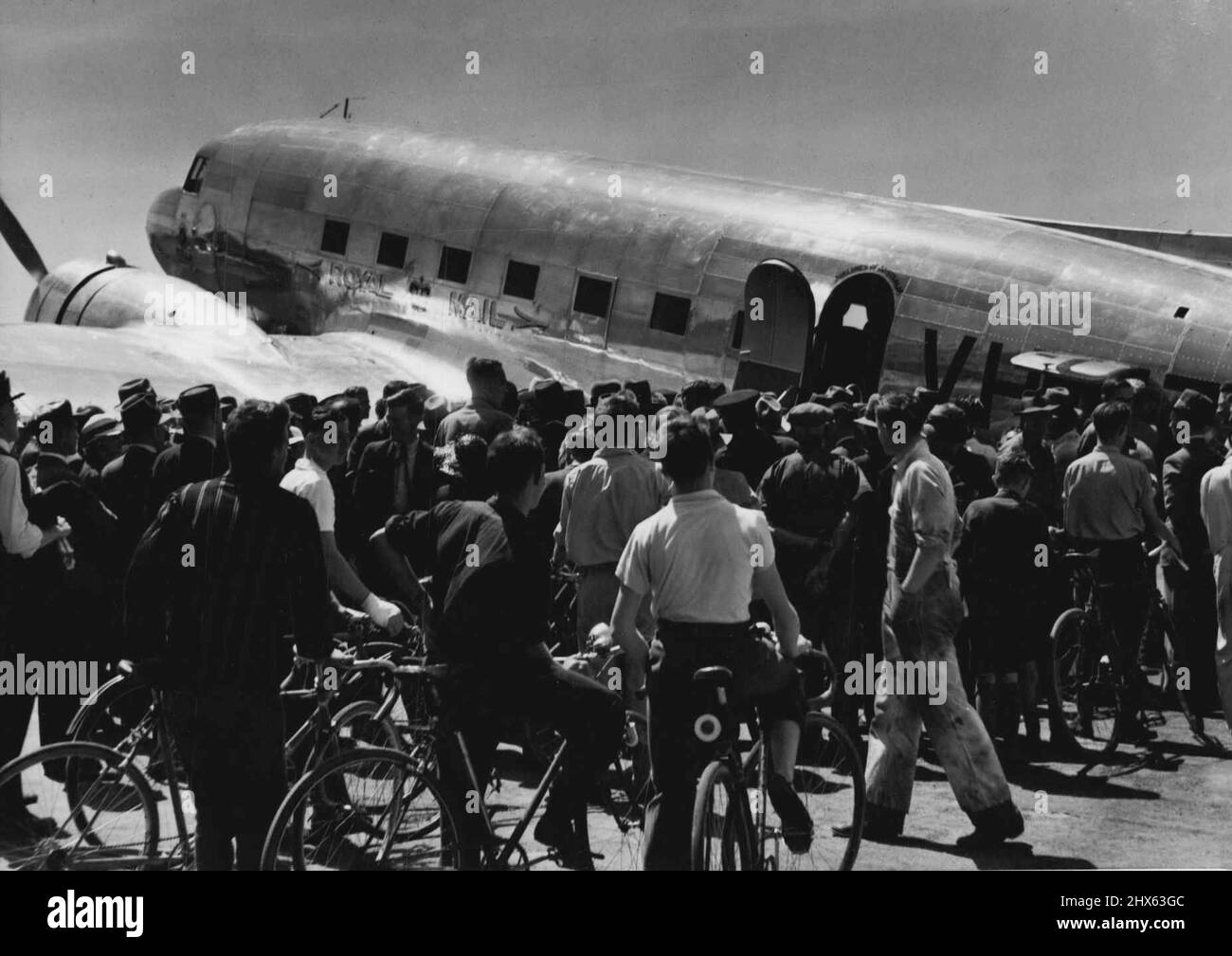 The giant £41,000 Douglas airliner Kyilla and most powerful plane Australia, was surrounded by a crowd of air-minded when it reaches Kingsford Smith Airport today Melbourne. November 12, 1937. Stock Photo