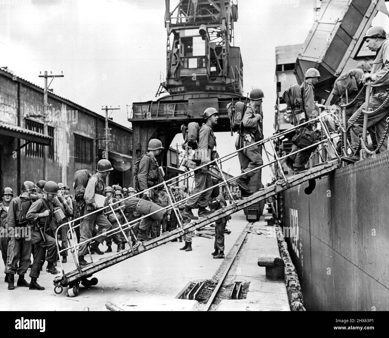 United States Army troops are shown boarding a ship ***** Japanese port, en route to the Republic of Korea to assist United Nations forces in the defense of the Republic against North Korean Communist invaders. January 1, 1950. Stock Photo