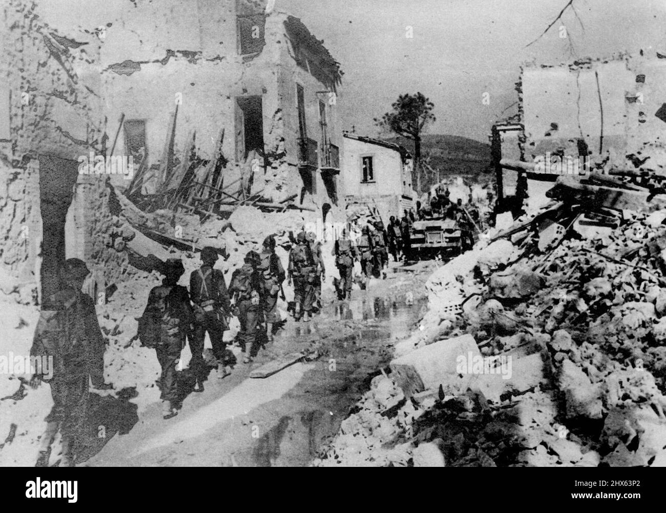 American Infantrymen file through the streets of Battipaglia, Italy after driving out the Germans. October 6, 1943. (Photo by Topical Press). Stock Photo
