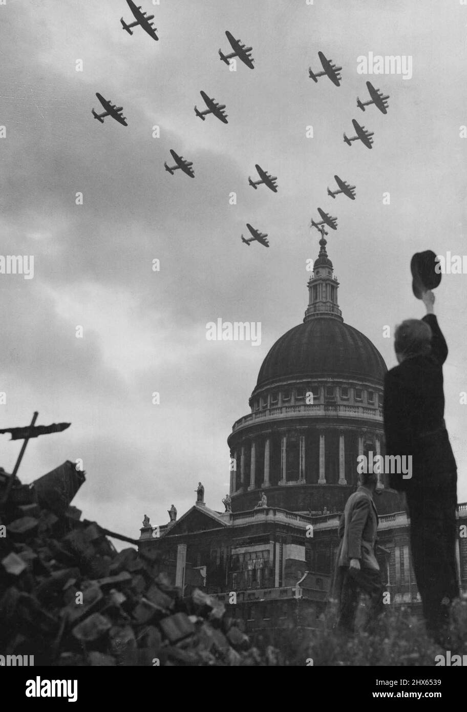 Commemorating battle of Britain. 35 Squad of RAF Lancaster Bombers fly past St. Paul's. September 23, 1946. (Photo by Associated Press Photo). Stock Photo