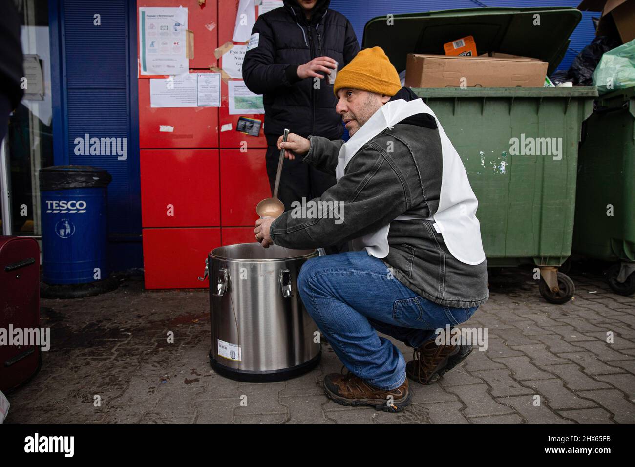 Przemysl, Poland. 09th Mar, 2022. A volunteer seen preparing hot drinks for the arrival refugees.A temporary refugee reception centre has been set up at a former Tesco warehouse on the outskirts of Przemy?l to shelter hundreds of thousands of Ukrainian refugees fleeing through the Medyka-Shehyni border. Credit: SOPA Images Limited/Alamy Live News Stock Photo