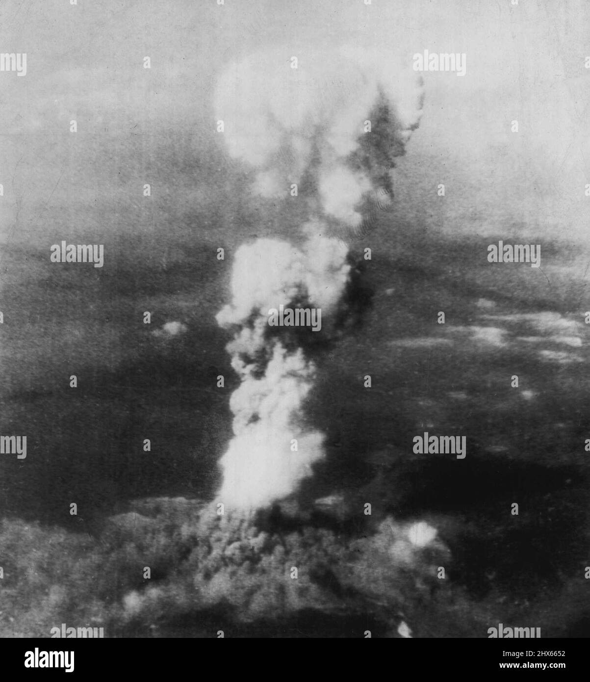 Hiroshima in august 1945 cloud Black and White Stock Photos & Images ...