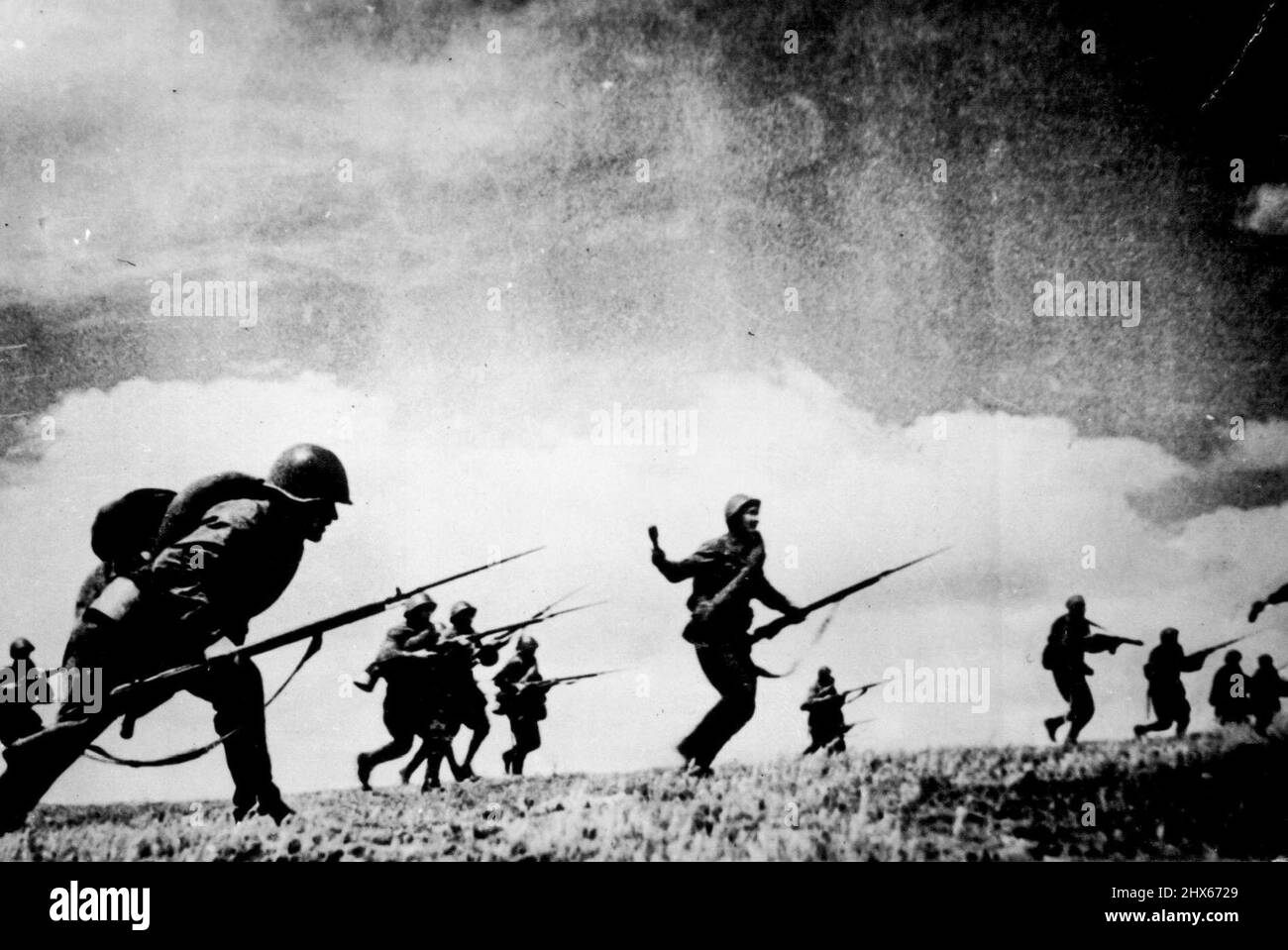 On The Russian Front -- Red Army Infantrymen charging as they advance in battle. Released 19/4/44 - afternoon papers. April 30, 1944. (Photo by U.S. Office of War Information Picture). Stock Photo