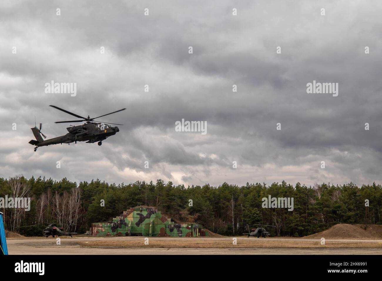 POWIDZ, Poland – 1st Air Cavalry Brigade AH64 Apache helicopter lands in Powidz, Poland, Feb. 26, 2022.     1st Air Cavalry Brigade, which is in Europe for Atlantic Resolve, moved 20 AH64 Apaches and over 400 personnel to Poland from Greece and Germany in less than 5 days to support the United States’ decision to increase its presence and activities in Poland as part of its strong and unremitting commitment to our NATO allies and partners. (U.S. Army Photo by Capt. Taylor Criswell) Stock Photo
