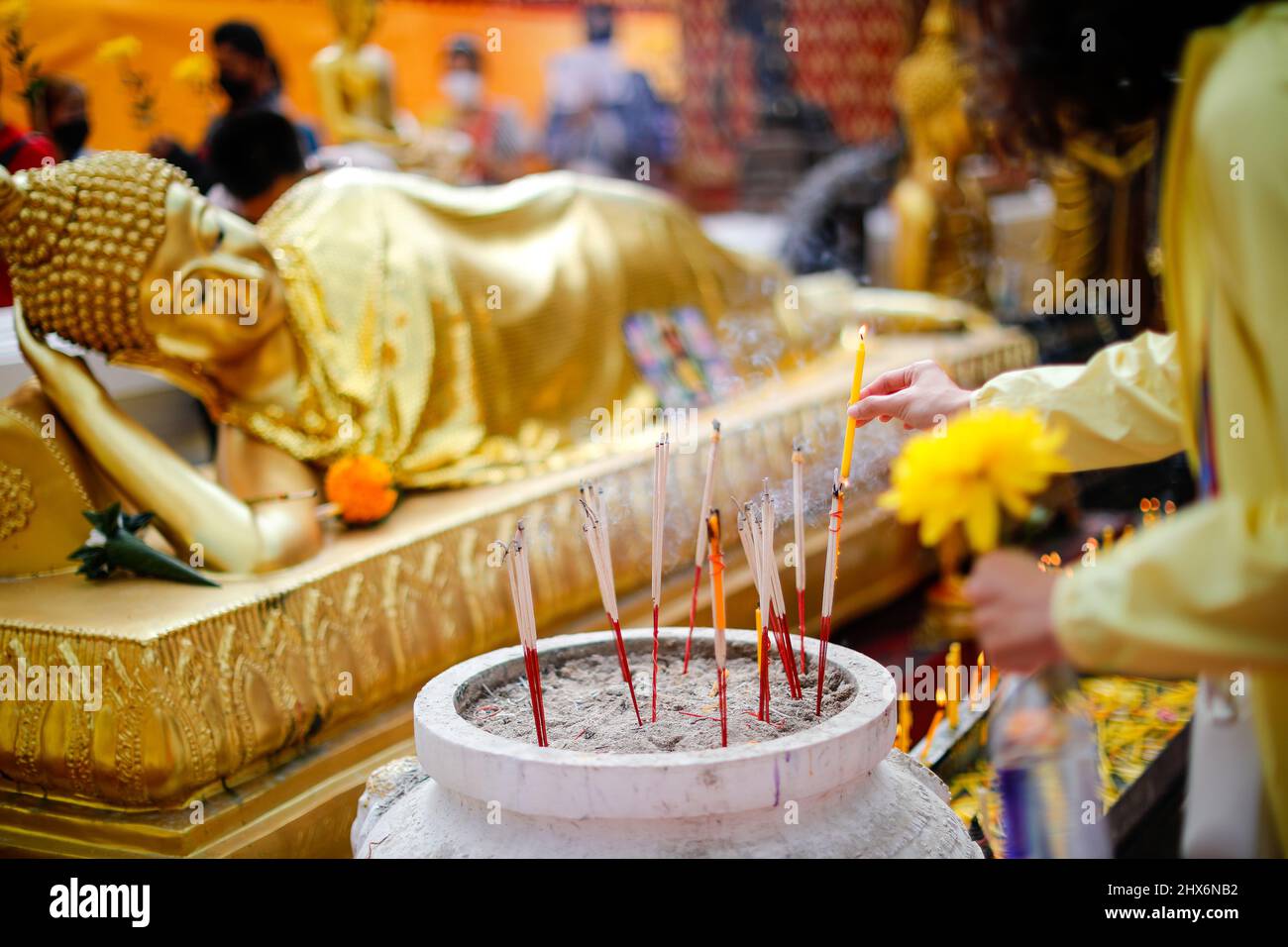 Burn incense and worship buddha hires stock photography and images Alamy