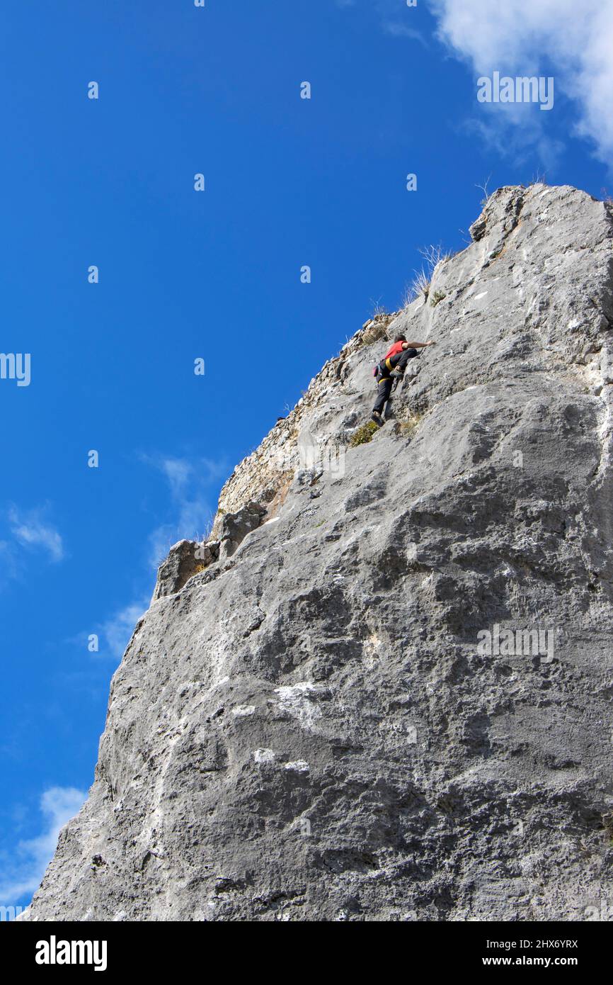 Strong male rock climber hi-res stock photography and images - Alamy