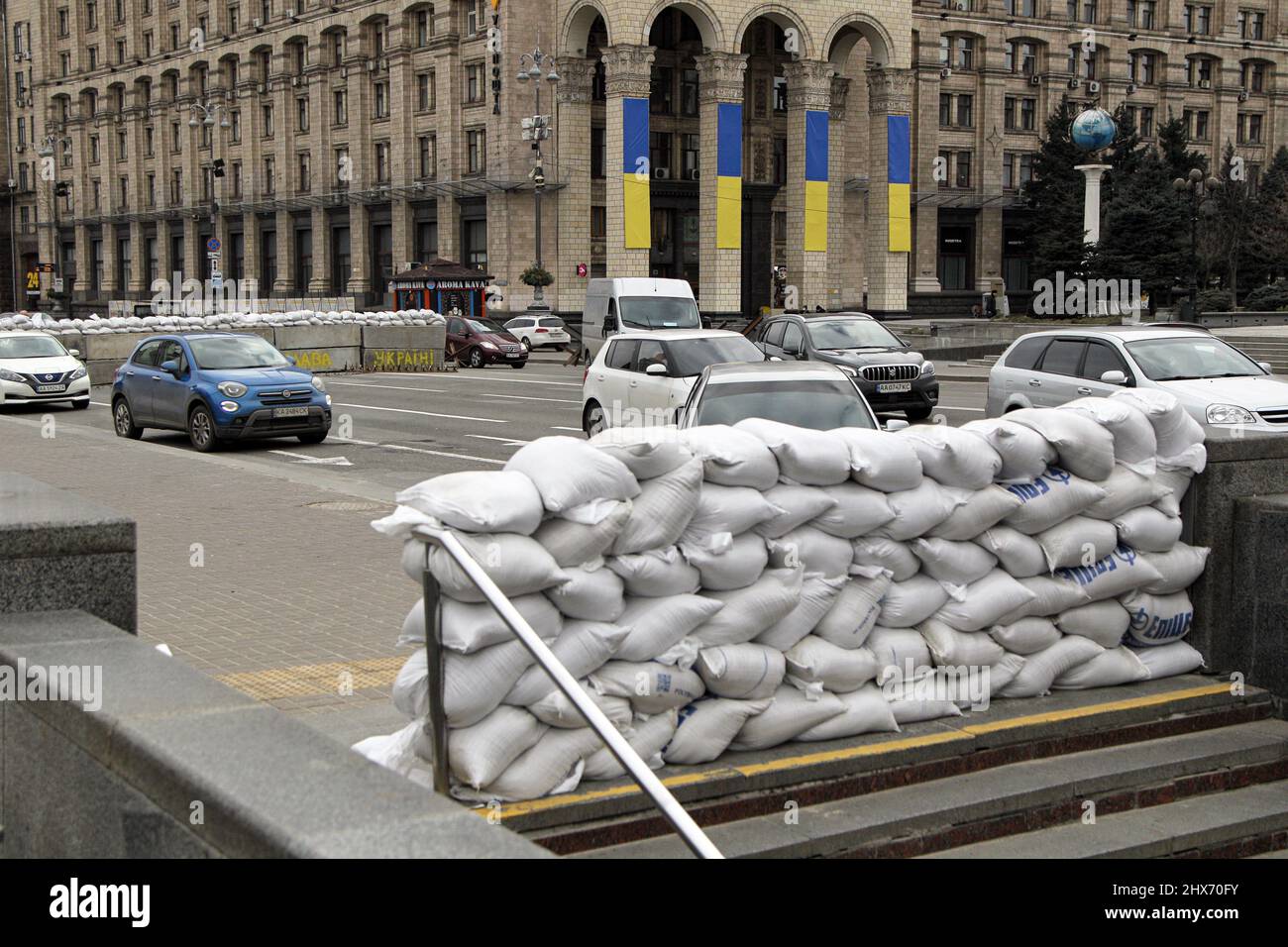 Non Exclusive: KYIV, UKRAINE - MARCH 09, 2022 - Entrance to an underpass is lined with sandbags, Kyiv, capital of Ukraine Stock Photo