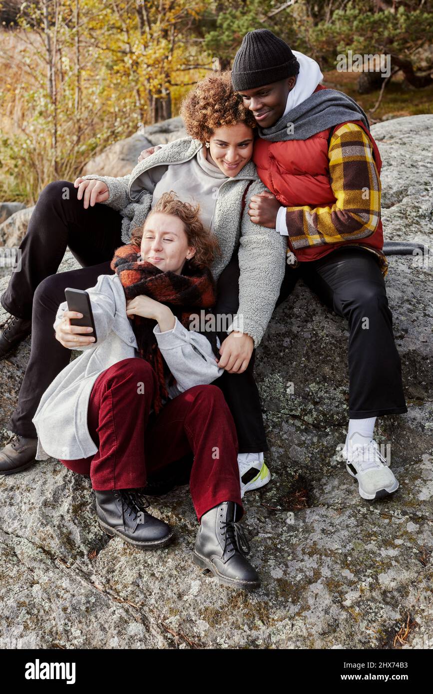 Friends On The Rocks Group friends sitting on rocks hi-res stock photography and images - Alamy