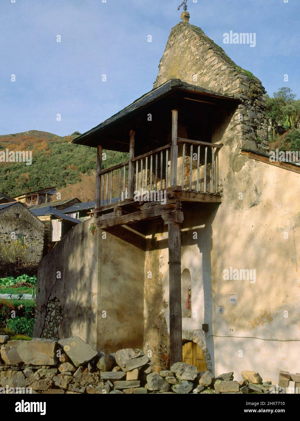 DETALLE DE LA FACHADA - BALCON DE MADERA DELANTE DE LA ESPADAÑA