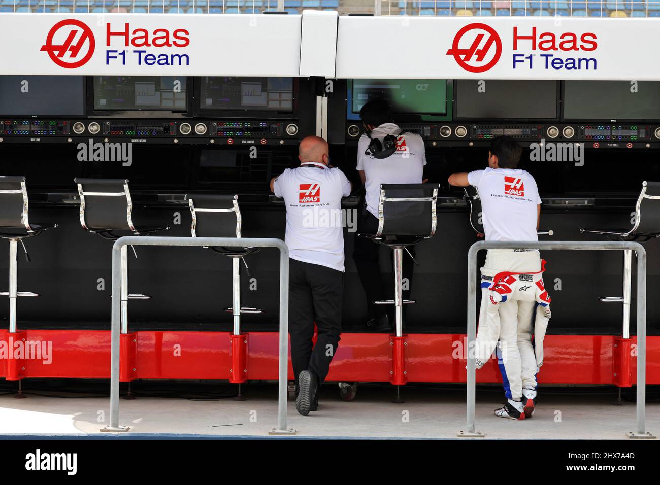 Bahrain, UAE, 10/03/2022, Pietro Fittipaldi (BRA) Haas F1 Team Reserve Driver on the pit gantry. 10.03.2022. Formula 1 Testing, Sakhir, Bahrain, Day One.  Photo credit should read: XPB/Alamy Live News. Stock Photo