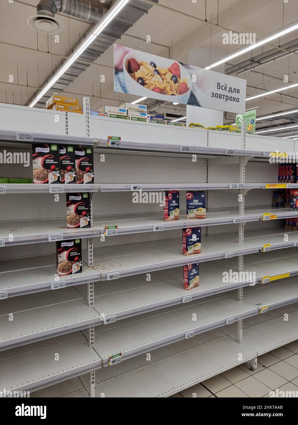 Ukraine crisis 2022 effects on Russian economy, empty shelves in