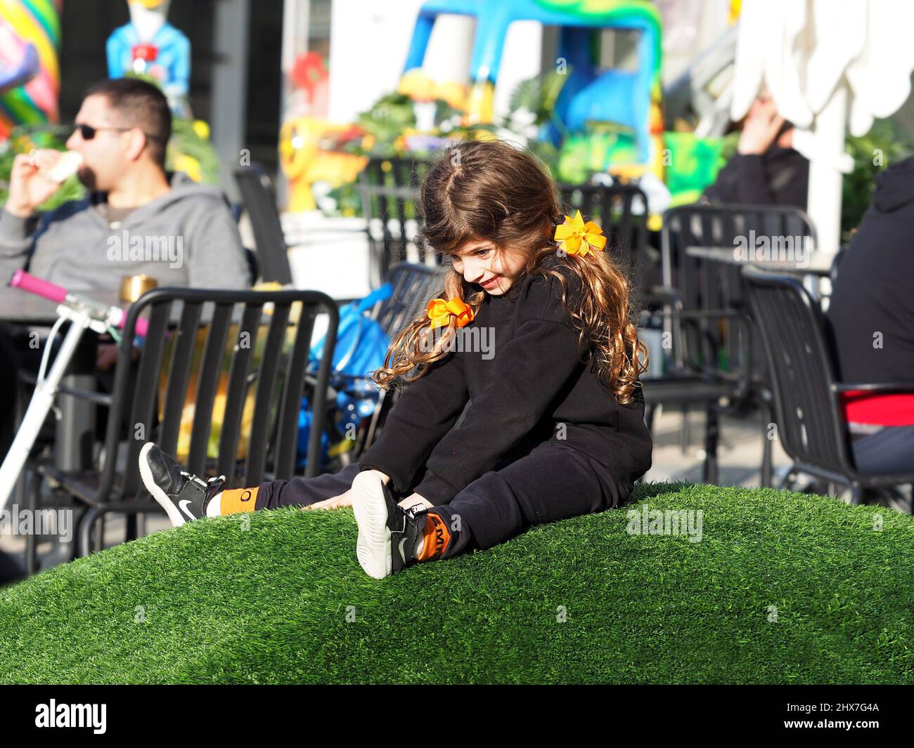 ASHKELON, ISRAEL - MARCH 04, 2022: little happy Israeli girl is playing outside. Stock Photo