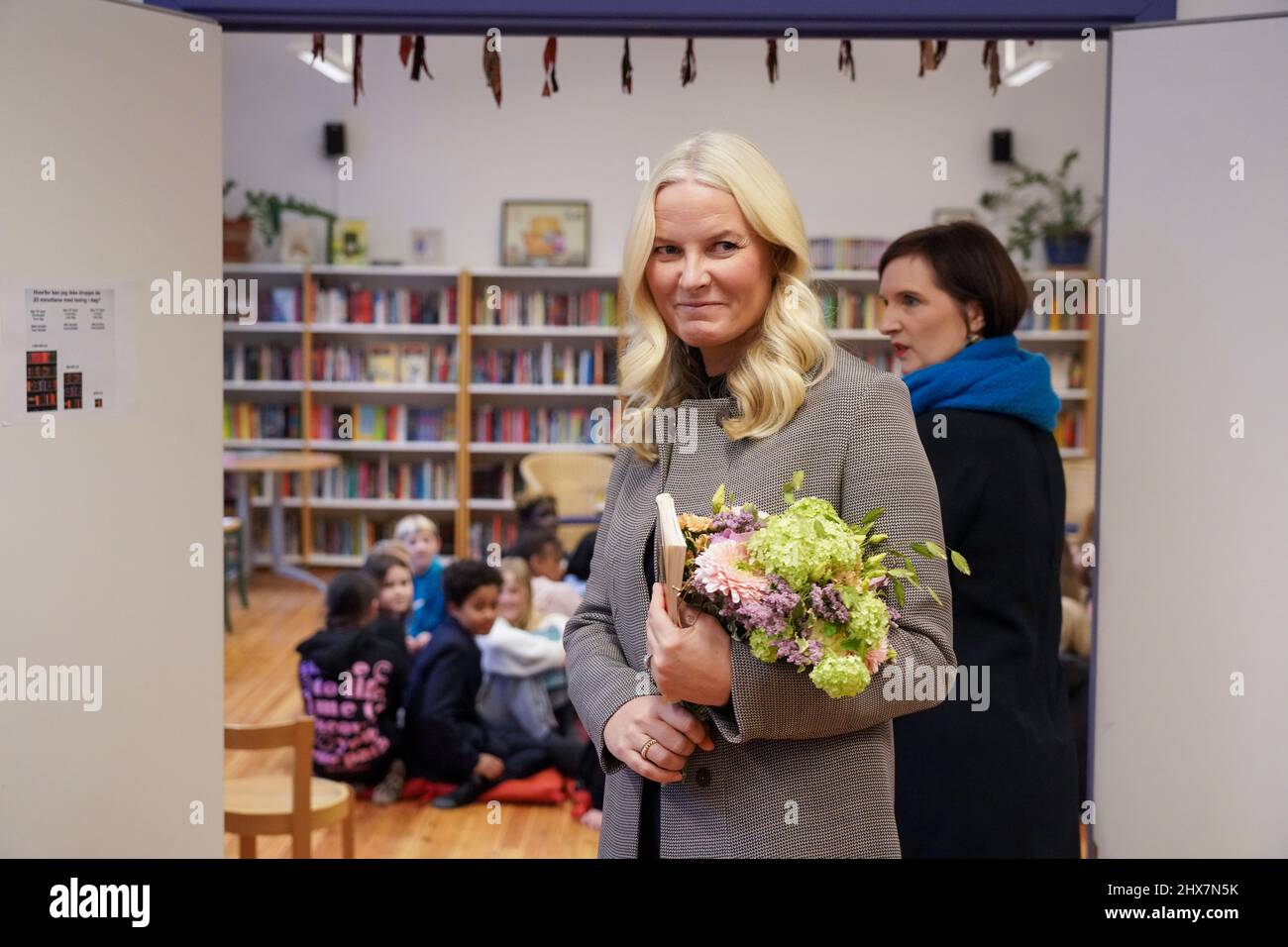 Oslo 20220310.Crown Princess Mette-Marit visits Gamlebyen school in Oslo on Thursday. Photo: Ole Berg-Rusten / NTB Stock Photo