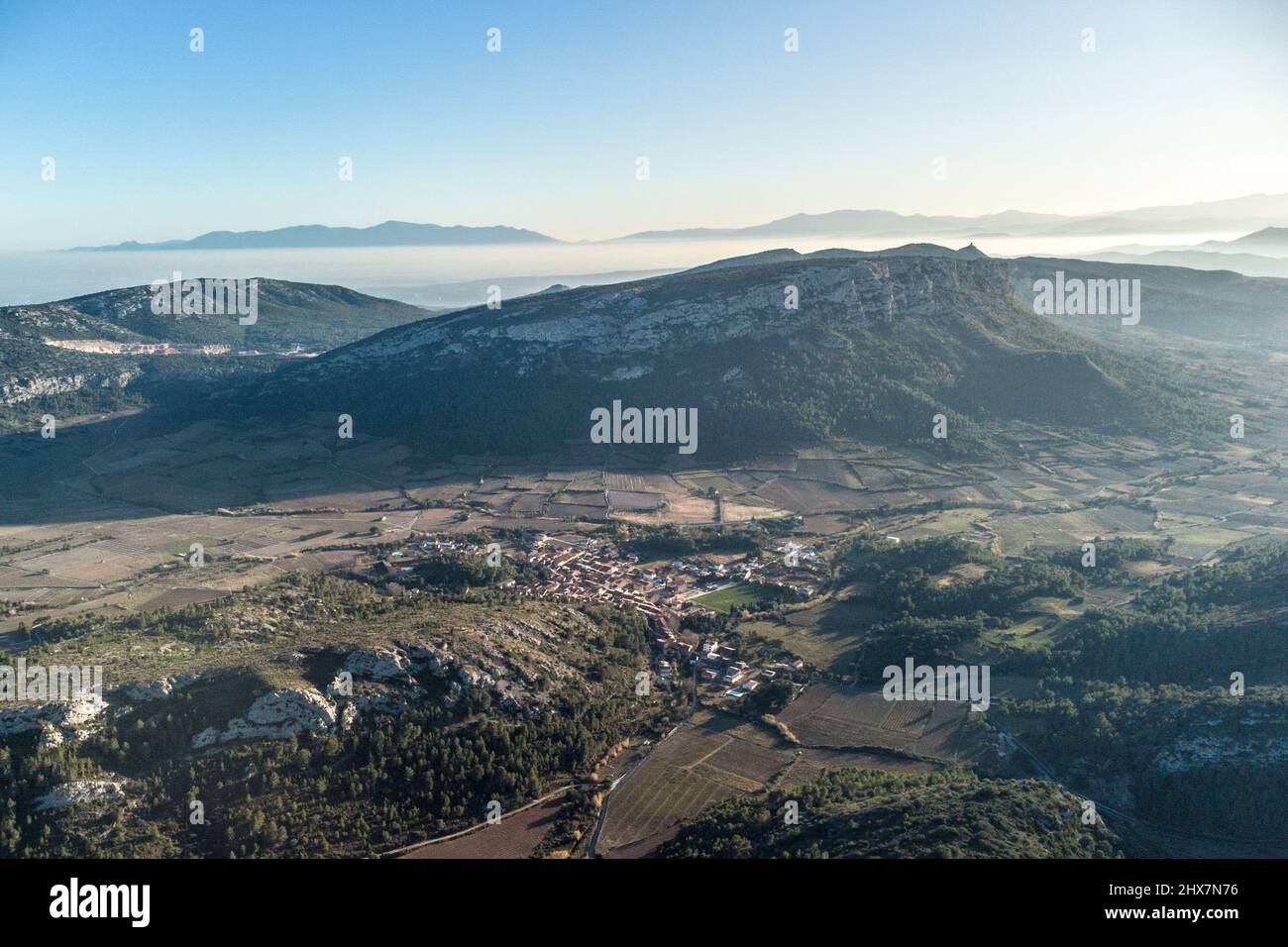 Le village de Vingrau vue du ciel Stock Photo