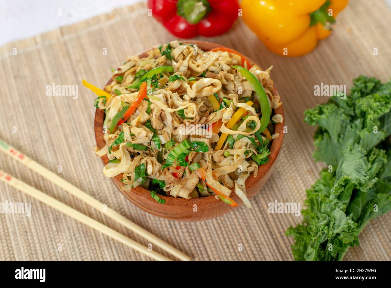 healthy flat noodles with chicken & vegetables Stock Photo Alamy