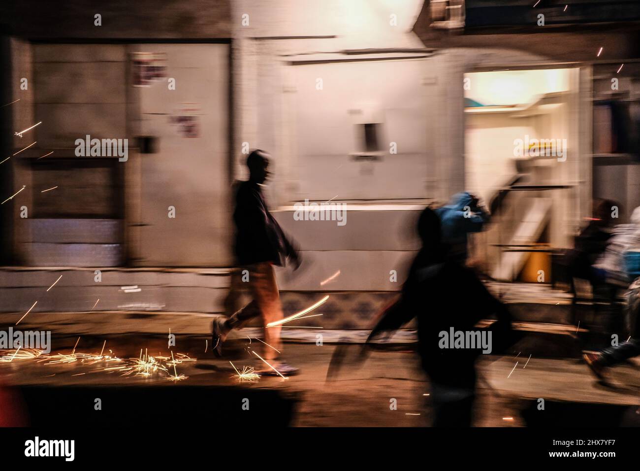 kids-create-fireworks-by-the-streets-using-steel-wools-in-kibera-slums