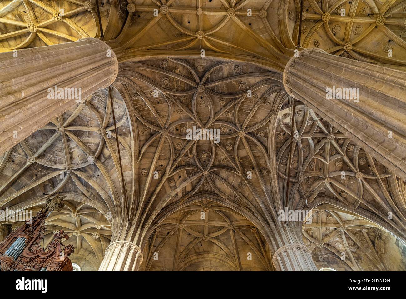 Kirchendecke der Basilika Santa María de la Asunción in Arcos de la Frontera, Andalusien, Spanien  | Santa María de la Asunción Church ceiling, Arcos Stock Photo