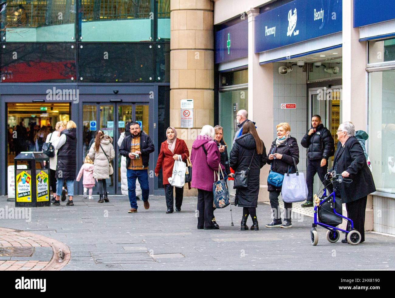 Shoppers without face masks hires stock photography and images Alamy