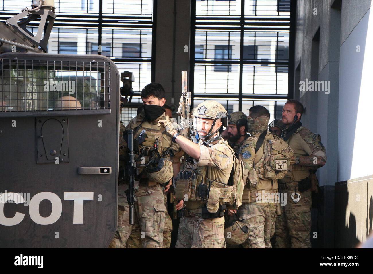 Policía de wellington hi-res stock photography and images - Alamy, image size:1300x956