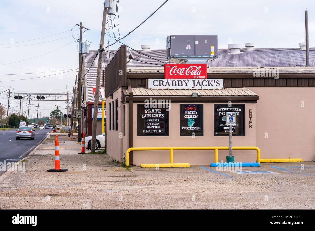 JEFFERSON, LA, USA - MARCH 3, 2022: Entrance to popular Crabby Jack's Restaurant and traffic on Jefferson Highway on the outskirts of New Orleans Stock Photo