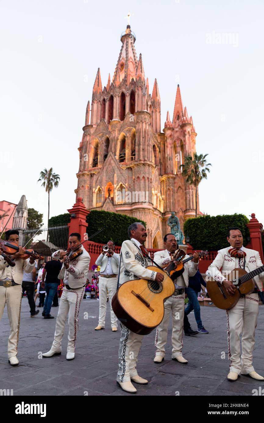 Mexico,  Guanajuato State, San Miguel de Allende, Parroquia de San Miguel Arcángel, mariachi band performance Stock Photo