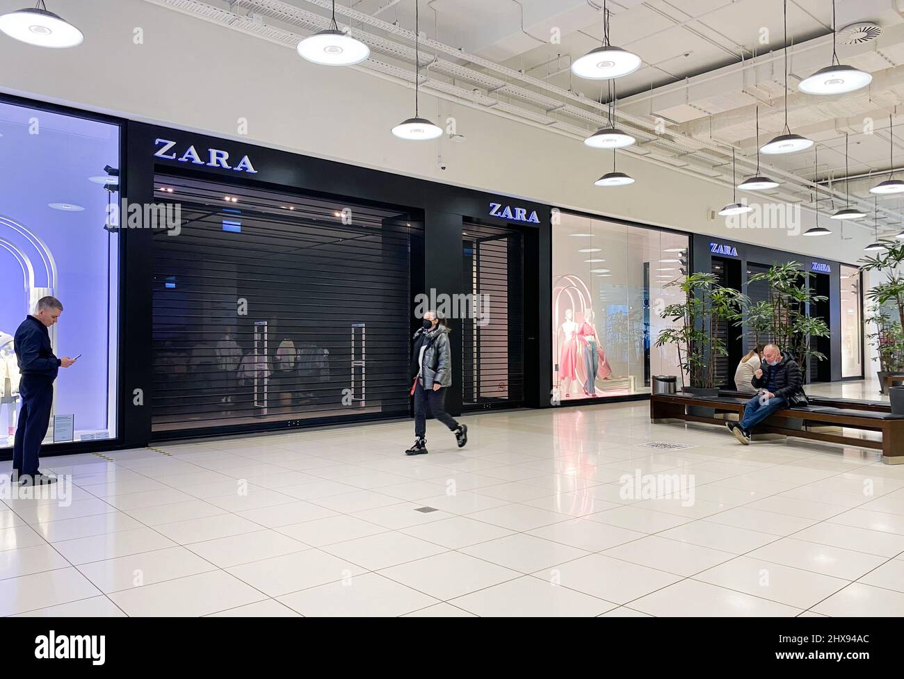 Zara shop store hi-res stock photography and images - Page 6 - Alamy