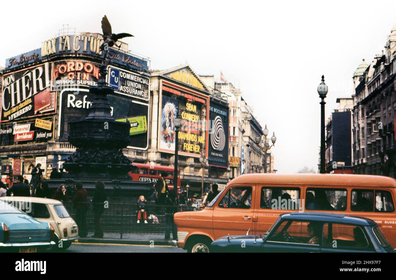 London street scene 1972 hi-res stock photography and images - Alamy