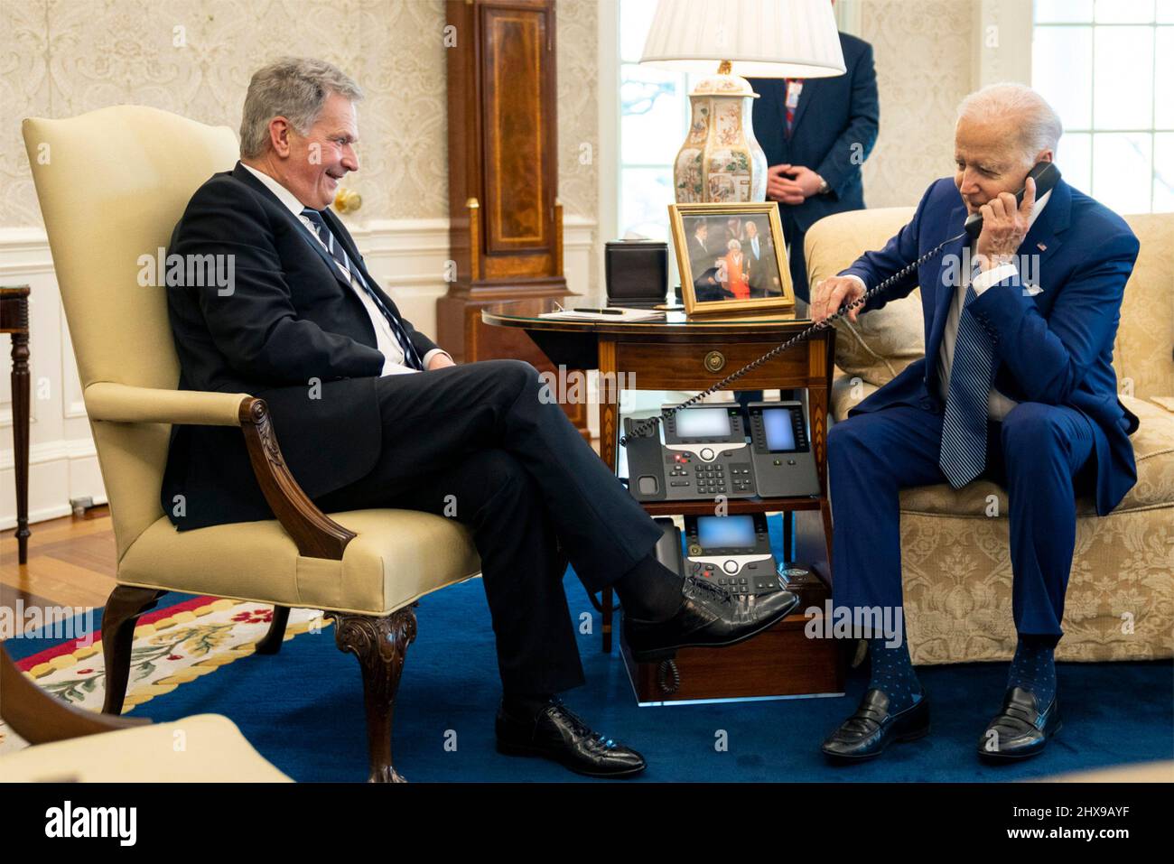 Washington, United States of America. 04 March, 2022. U.S President Joe Biden and Finnish President Sauli Niinisto, left, talk with Ukrainian President Volodymyr Zelenskyy by phone to discuss the ongoing crisis in Ukraine, from the Oval Office of the White House March 4, 2022 in Washington, D.C.  Credit: Adam Schultz/White House Photo/Alamy Live News Stock Photo