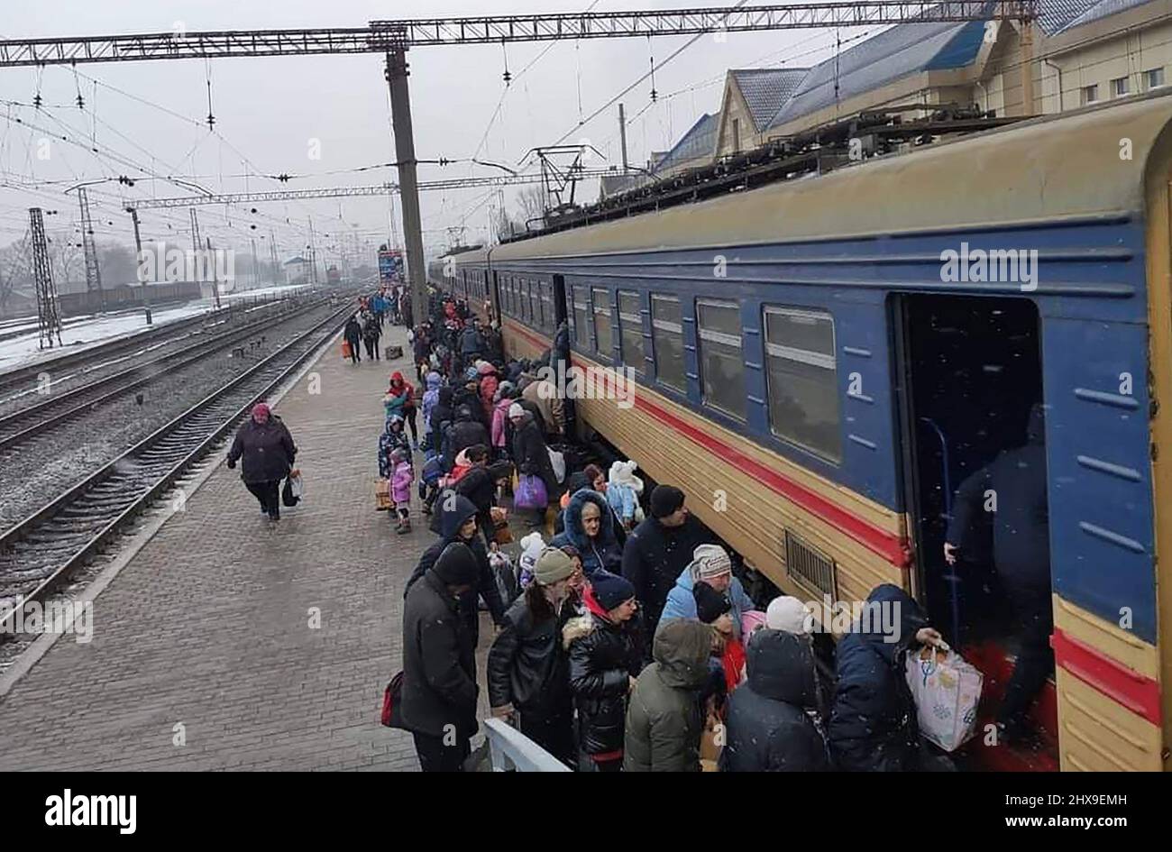 Evacuation train ukraine hi-res stock photography and images - Alamy