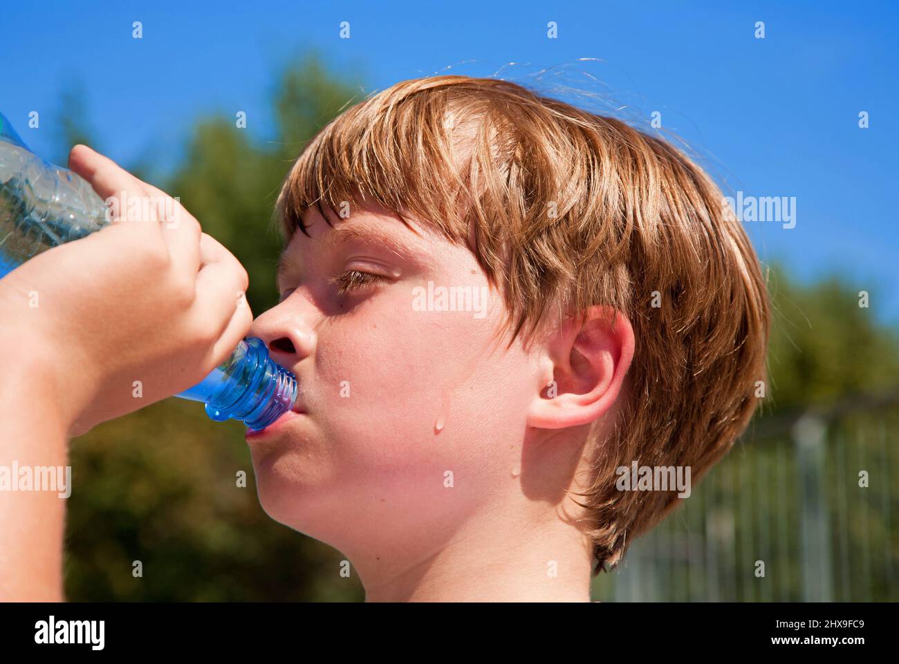 https://c8.alamy.com/comp/2HX9FC9/young-boy-drinks-water-out-of-a-bottle-after-sports-2HX9FC9.jpg