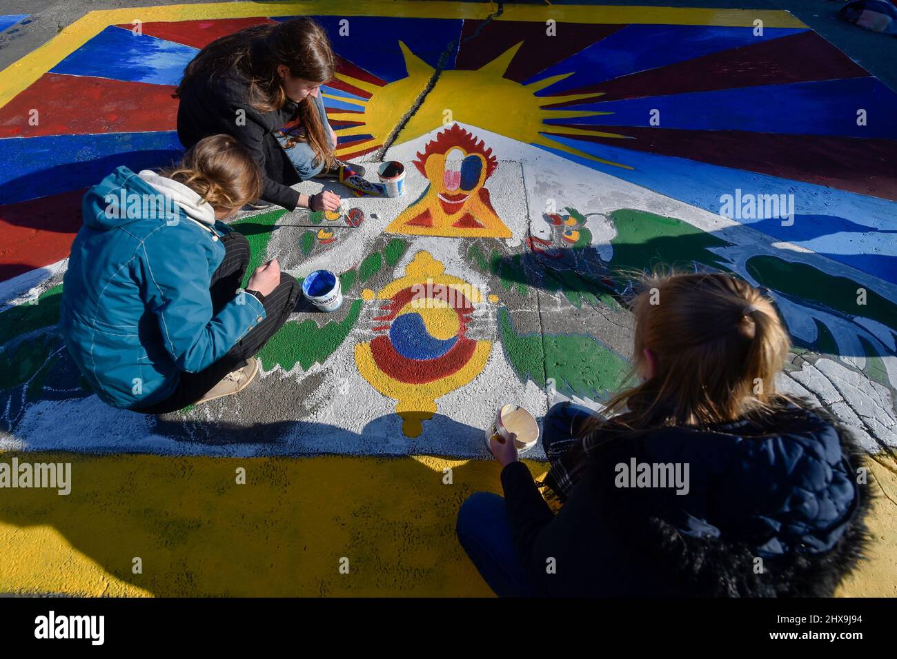 Ostrava, Czech Republic. 10th Mar, 2022. Dozens of people paint Ukrainian and Tibetan flag in the occasion of the annual Festival Flag for Tibet event in support of human rights observance in Tibet in Ostrava, Czech Republic, March 10, 2022. Credit: Jaroslav Ozana/CTK Photo/Alamy Live News Stock Photo