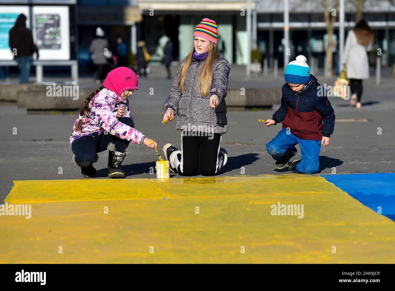 Ostrava, Czech Republic. 10th Mar, 2022. Dozens of people paint Ukrainian and Tibetan flag in the occasion of the annual Festival Flag for Tibet event in support of human rights observance in Tibet in Ostrava, Czech Republic, March 10, 2022. Credit: Jaroslav Ozana/CTK Photo/Alamy Live News Stock Photo