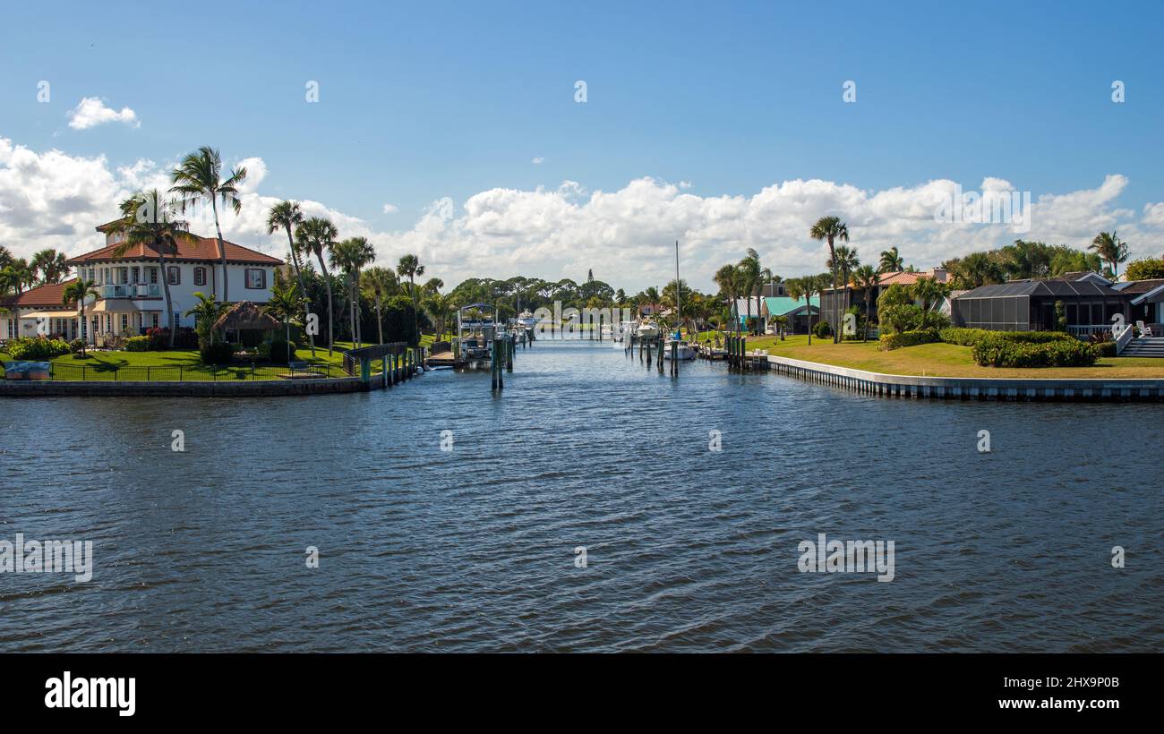 Canals with boats and houses in Florida Stock Photo Alamy