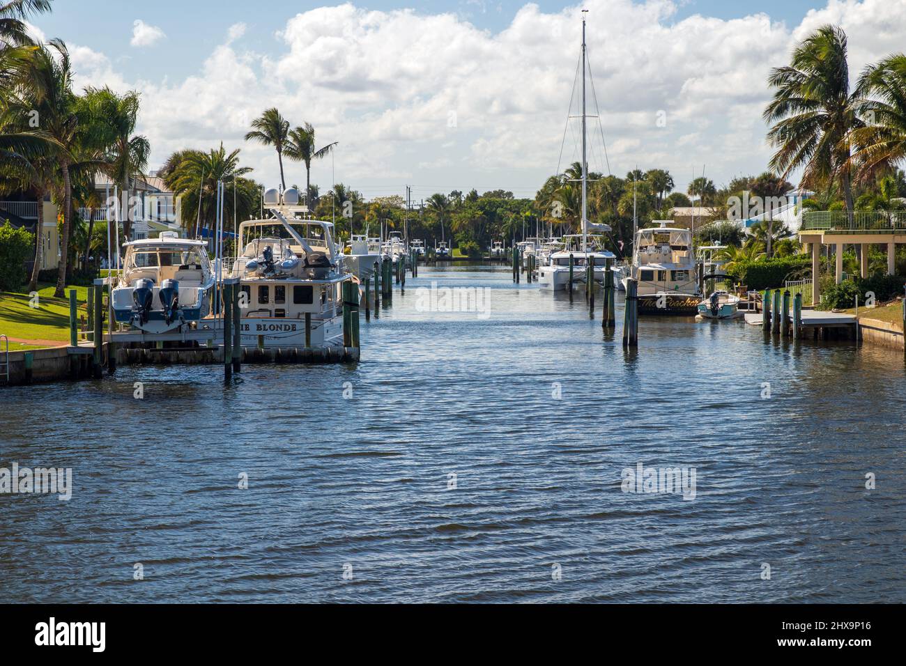 Canals with boats and houses in Florida Stock Photo Alamy