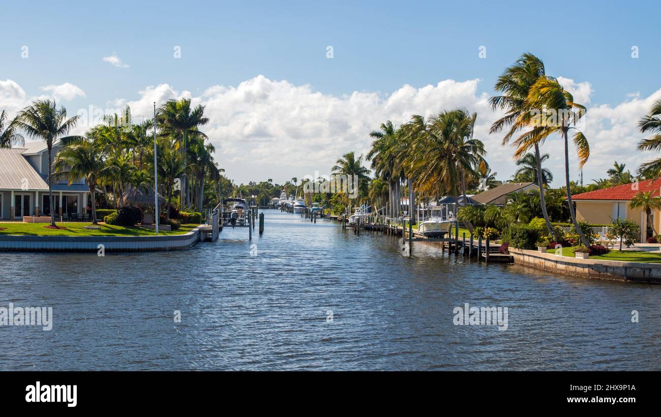 Canals with boats and houses in Florida Stock Photo Alamy