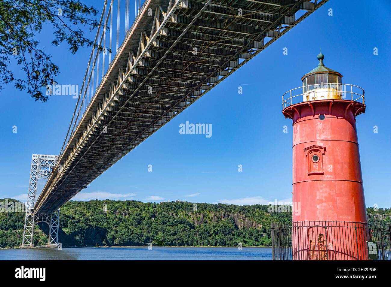 George Washington Bridge and Red Light House, Hudson River, connecting New York City, New York (foreground) and Fort Lee, New Jersey (background), USA Stock Photo