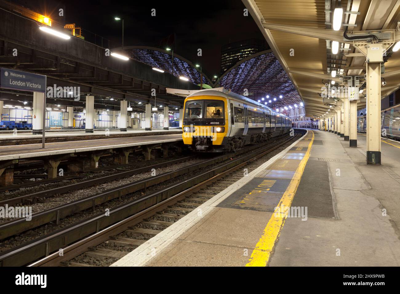 South Eastern trains class 465 third rail 750v DC electric train 465188 + 465190 at London Victoria railway station at night Stock Photo