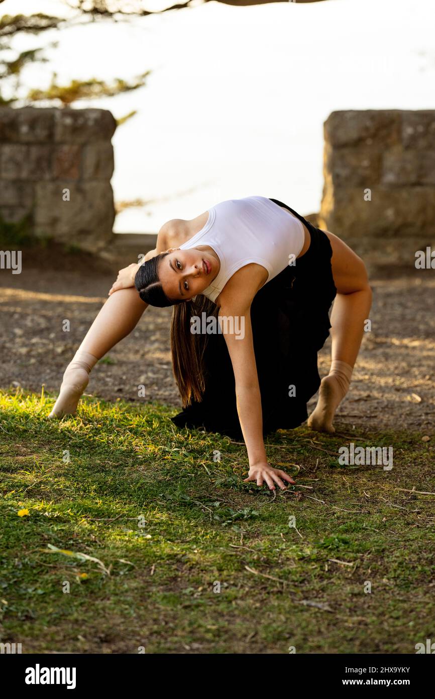 Girl doing backbend hi res stock photography and images Alamy
