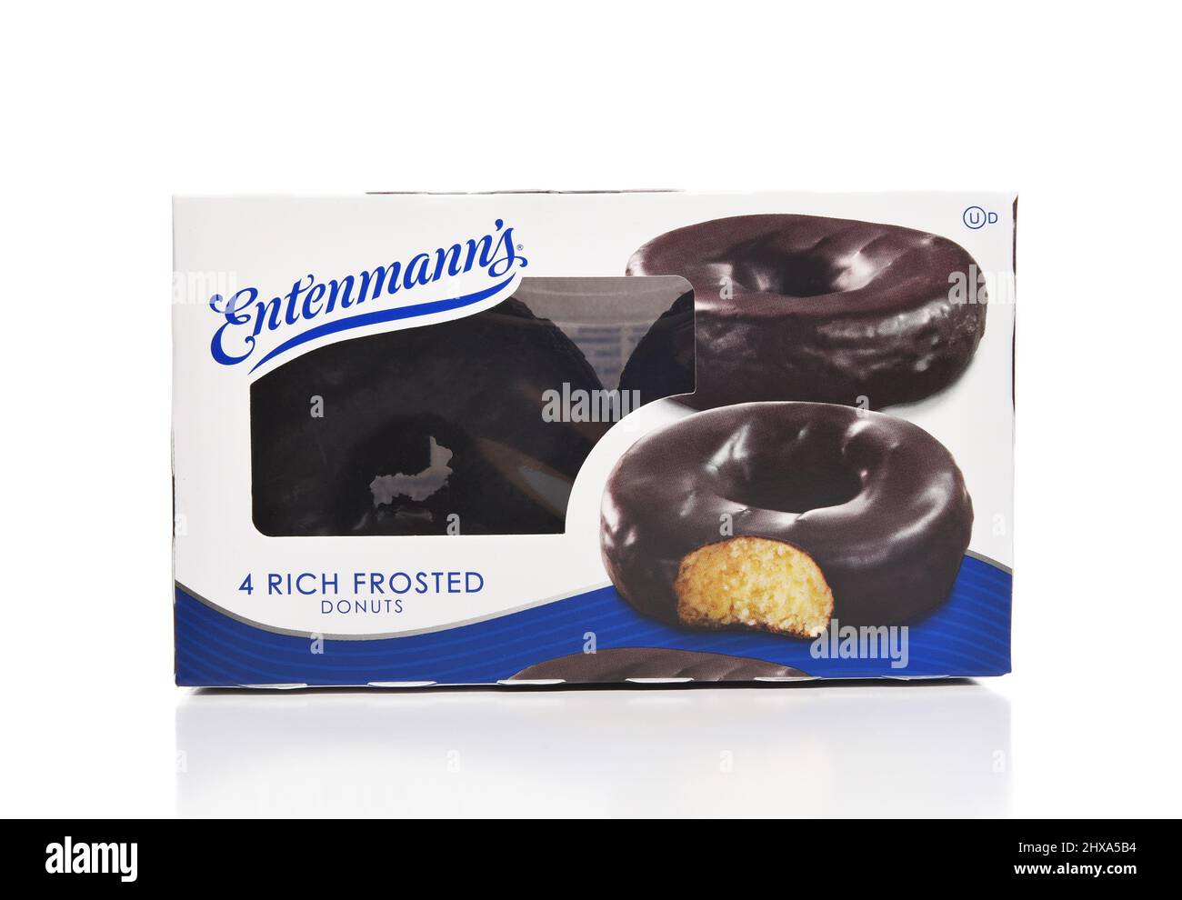 IRIVNE, CALIFORNIA - 5 MAR 2022: A 4 count box of Entenmanns Chocolate Frosted Donuts. Stock Photo