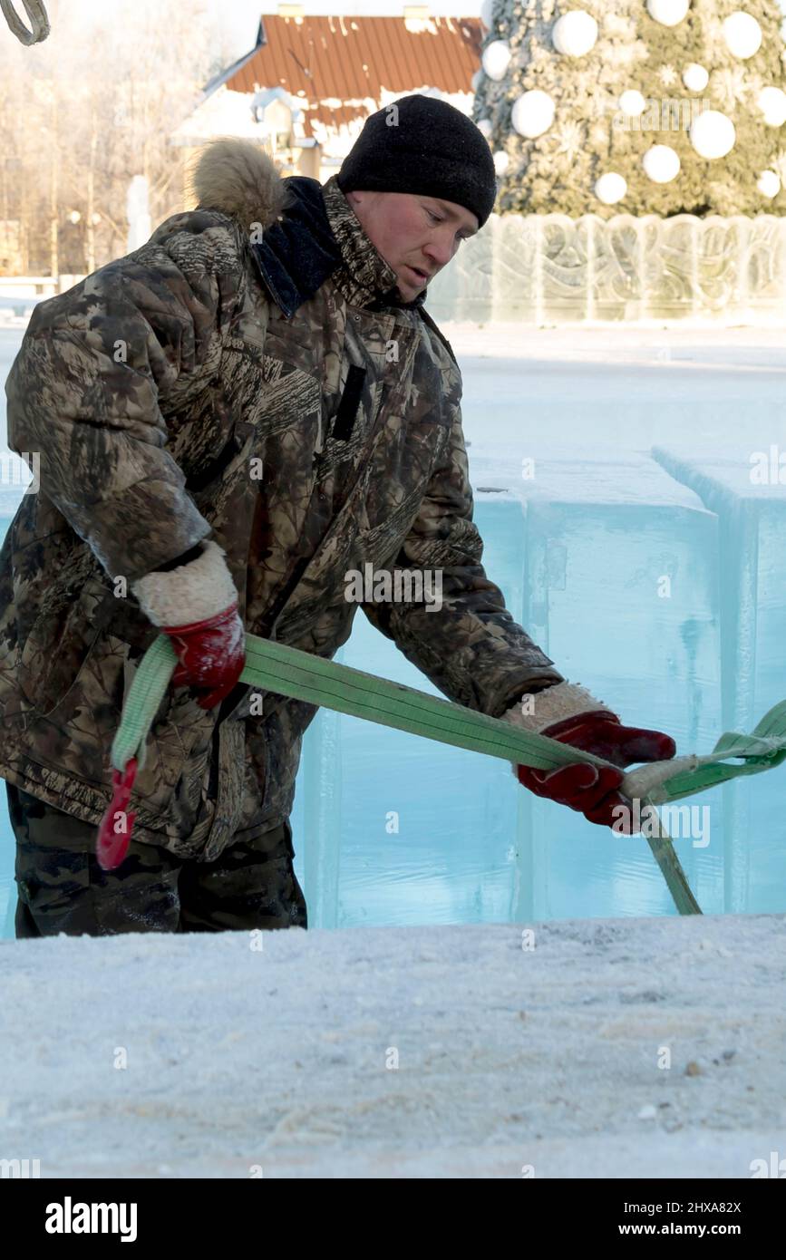 Slinger with rope slings loading ice panels Stock Photo - Alamy