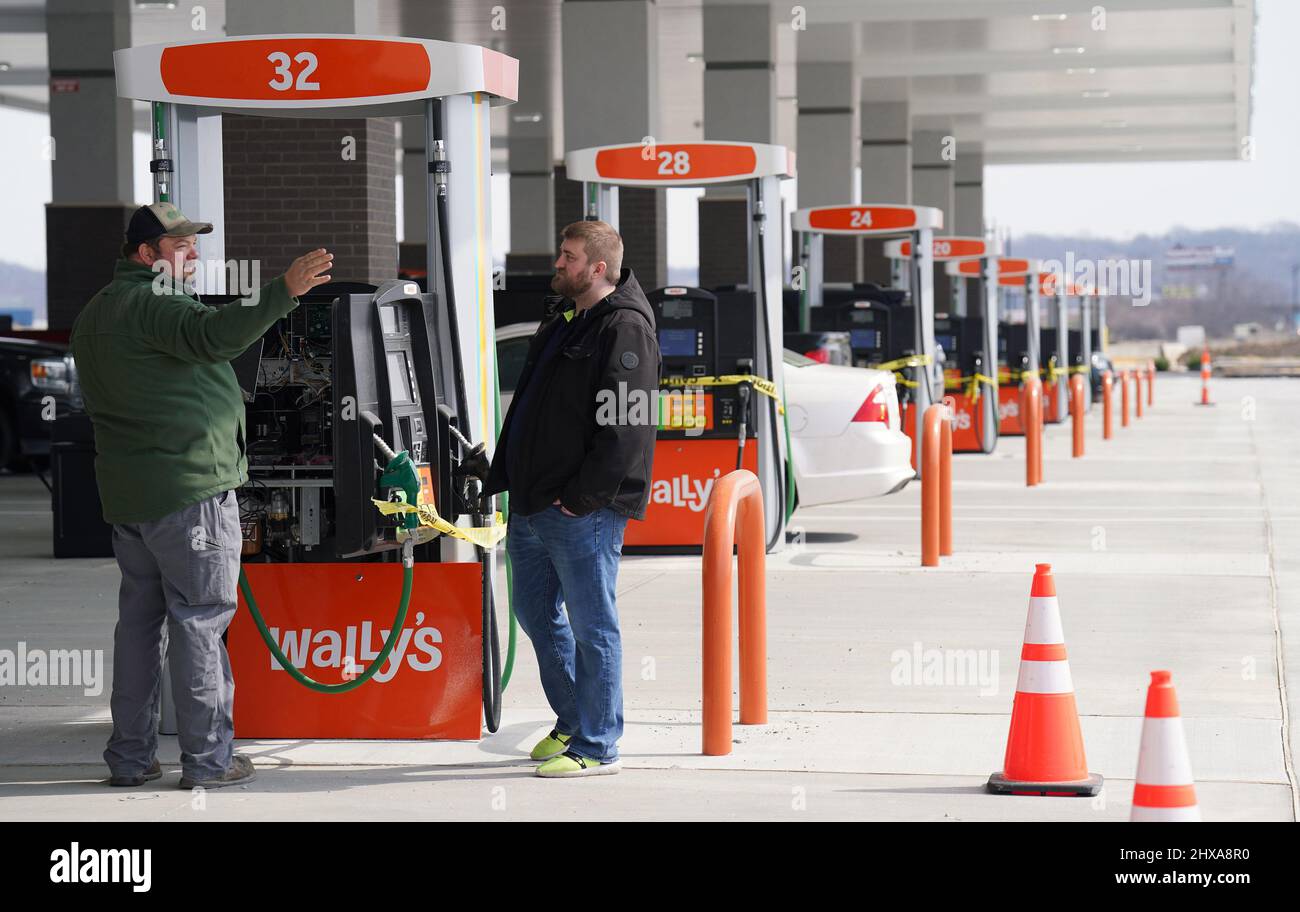 Fenton, USA. 10th Mar, 2022. Workers prepare the gas pumps for the