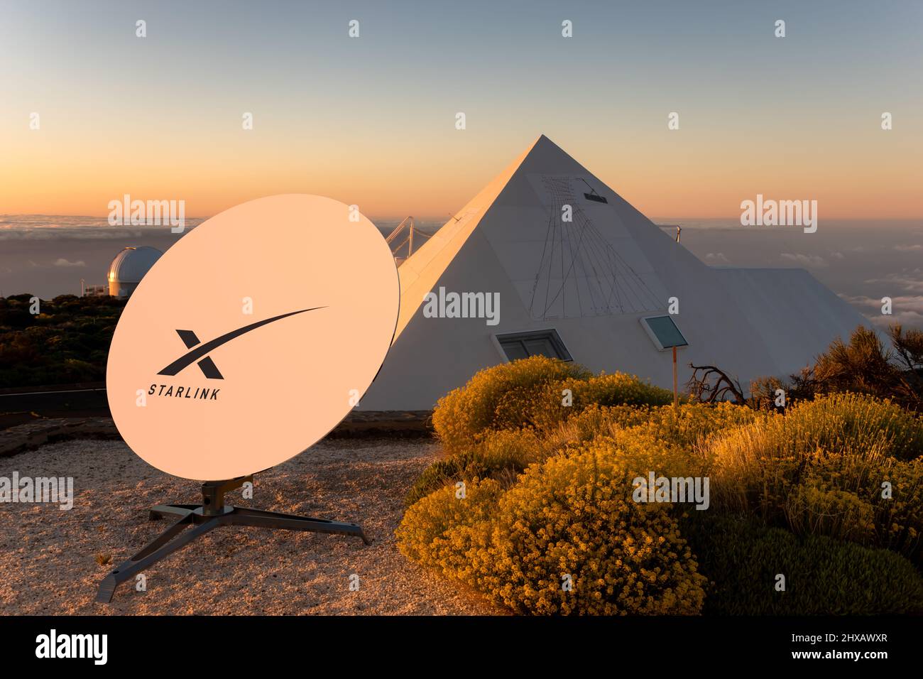 satellite dish Starlink Stock Photo Alamy