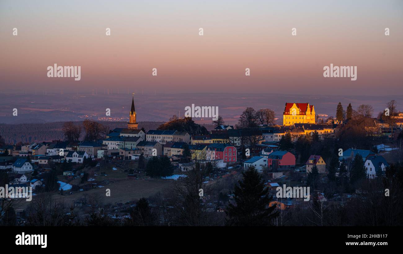 Winter in Schöneck, Blick auf die Stadt im Morgenlicht Stock Photo