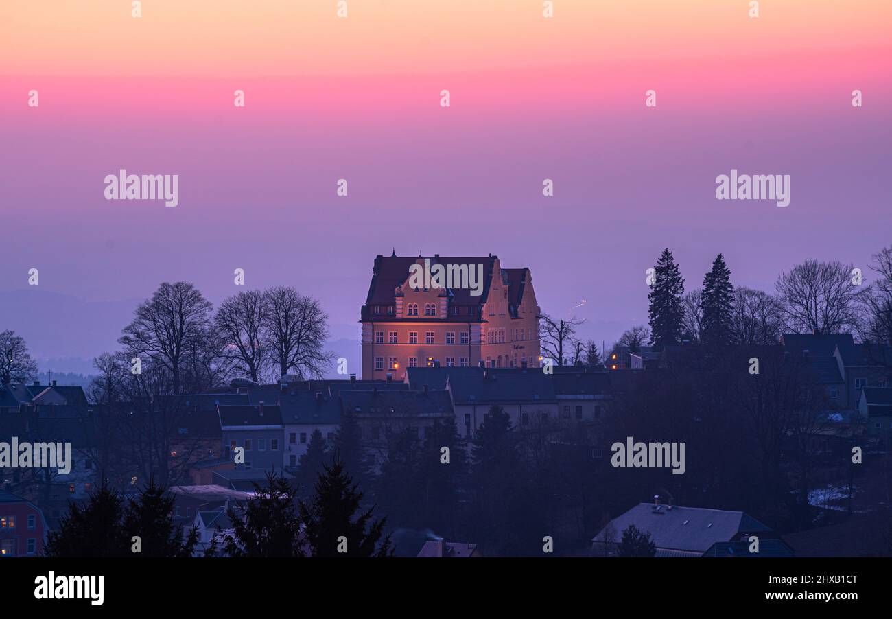 Winter in Schöneck, Blick auf das Rathaus am Morgen Stock Photo