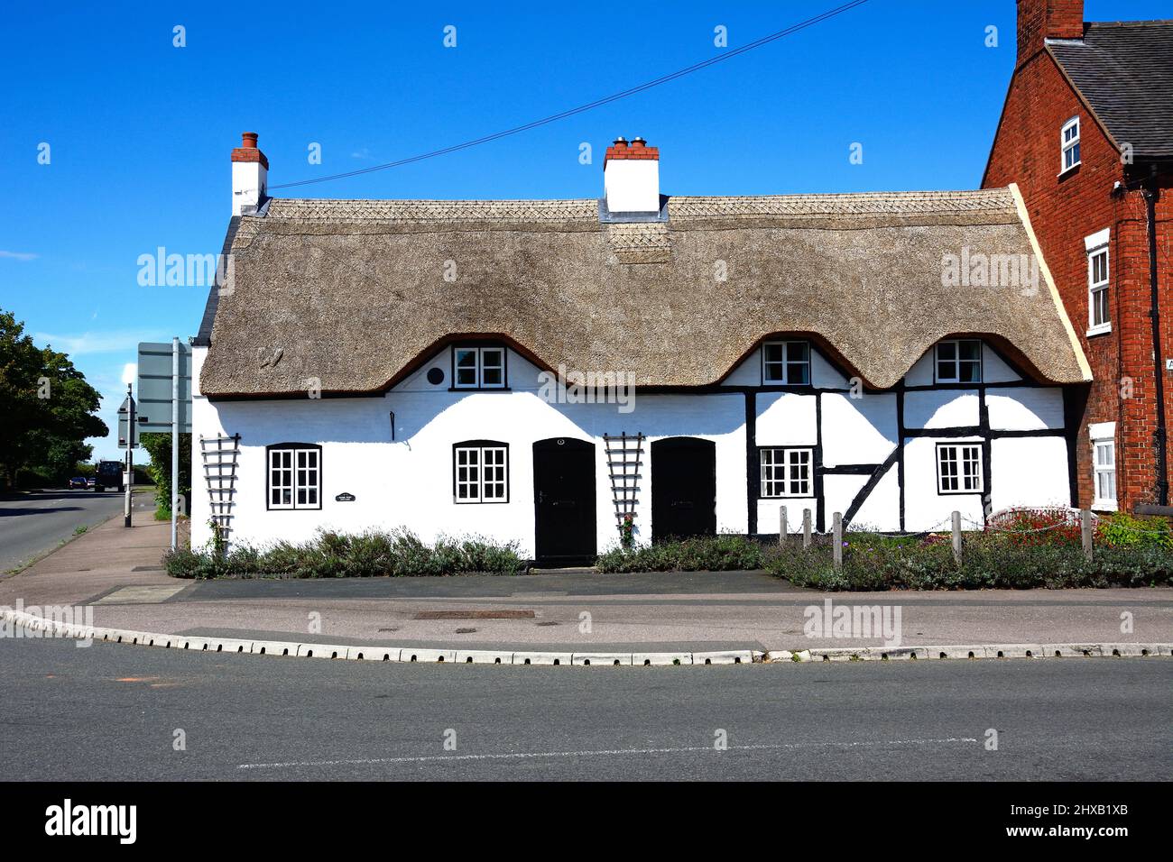 Pretty traditional English whitewashed thatched cottage in the village centre, Kings Bromley, Staffordshire, England, UK, Europe. Stock Photo