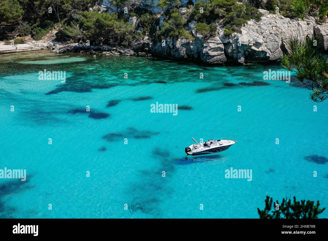 Vista de Cala Macarella y barco, Menorca, Islas Baleares, España, Europa Stock Photo