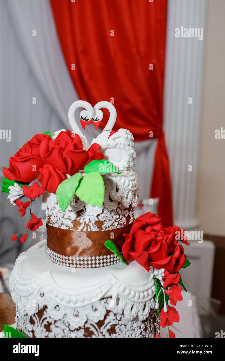 Beautiful wedding cake decorated with flowers, cake close up Stock ...